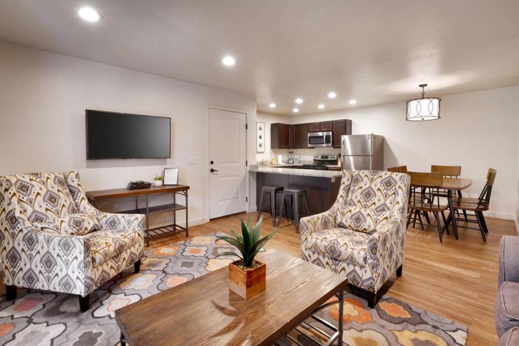 6H Spacious Redcliff Condo, Pool & Hot Tub Moab Exterior photo